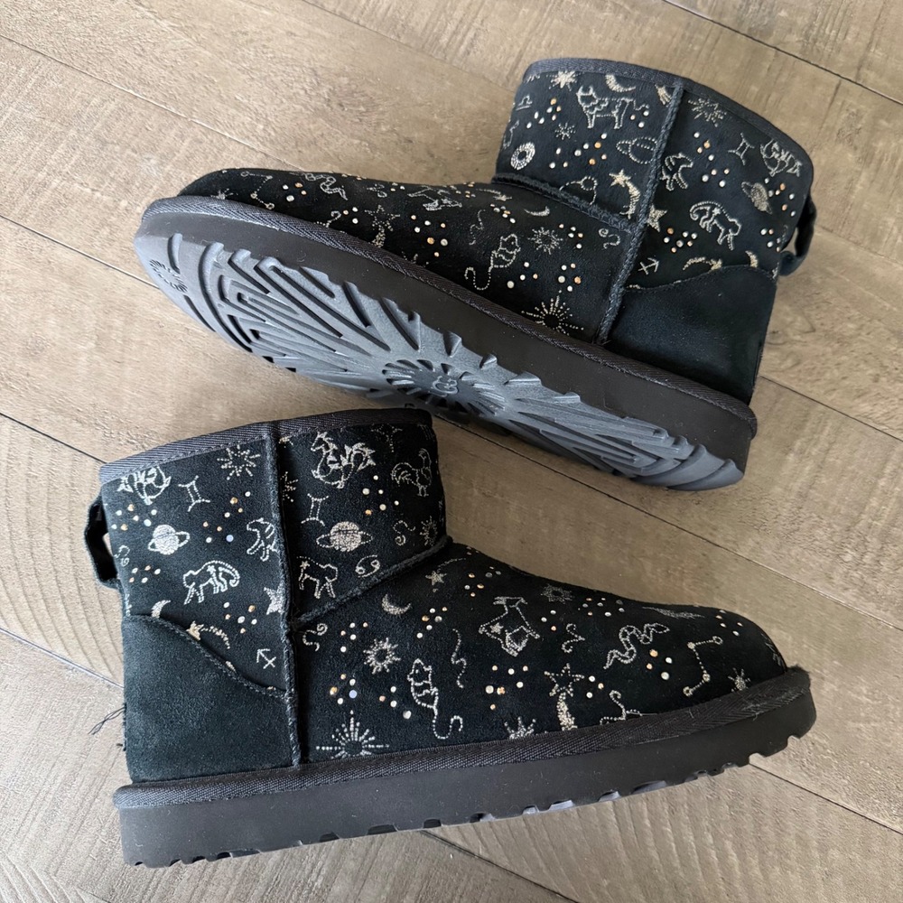 UGG Classic Short Zodiac Black Suede Celestial Constellation Boots Womens 8‎
